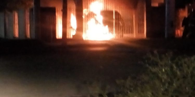 INCENDIAN OTRO VEHÍCULO EN EL INTERIOR DE UNA VIVIENDA