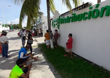 SE MANIFIESTAN CONTRA CFE EN CHETUMAL POR DEFICIENTE SERVICIO