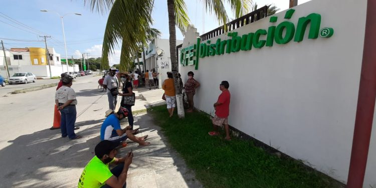 SE MANIFIESTAN CONTRA CFE EN CHETUMAL POR DEFICIENTE SERVICIO