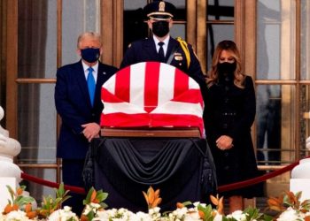ABUCHEAN A TRUMP EN SU VISITA AL VELORIO DE RUTH BADER GINSBURG
