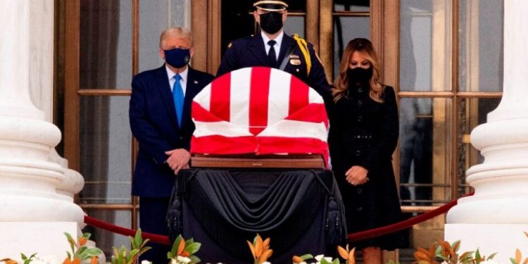 ABUCHEAN A TRUMP EN SU VISITA AL VELORIO DE RUTH BADER GINSBURG