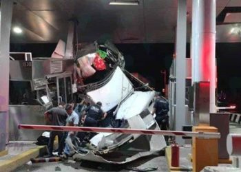 ACCIDENTE EN LA CARRETERA VILLAHERMOSA-MACUSPANA PROVOCA QUE UN TRÁILER SE IMPACTE EN CASETA DE COBRO