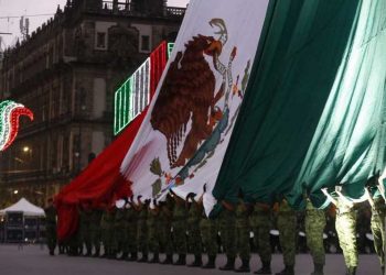 AMLO IZA BANDERA EN ZÓCALO DE CDMX PARA RECORDAR A VÍCTIMAS DE LOS SISMOS DE 1985 Y 2017