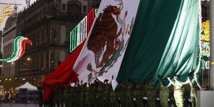AMLO IZA BANDERA EN ZÓCALO DE CDMX PARA RECORDAR A VÍCTIMAS DE LOS SISMOS DE 1985 Y 2017