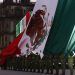 AMLO IZA BANDERA EN ZÓCALO DE CDMX PARA RECORDAR A VÍCTIMAS DE LOS SISMOS DE 1985 Y 2017