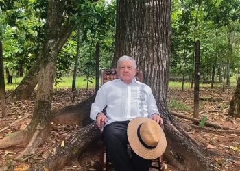 AMLO PIDE CONSUMIR MÁS FRUTAS Y DEJAR DE COMER COMIDA CHATARRA