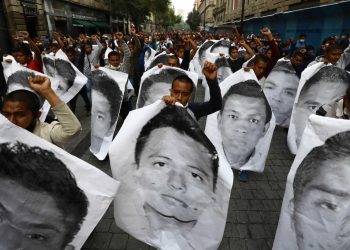 AMLO PIDE QUE IMPLICADOS EN CASO AYOTZINAPA SEAN TESTIGOS PROTEGIDOS