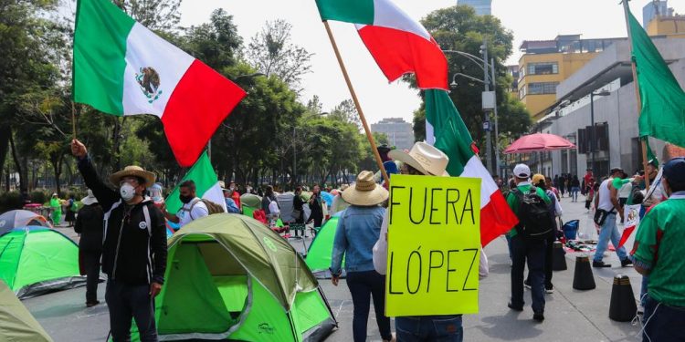 AMLO RECOMIENDA A OPOSICIÓN AGRUPARSE EN UN «BLOQUE CONSERVADOR»