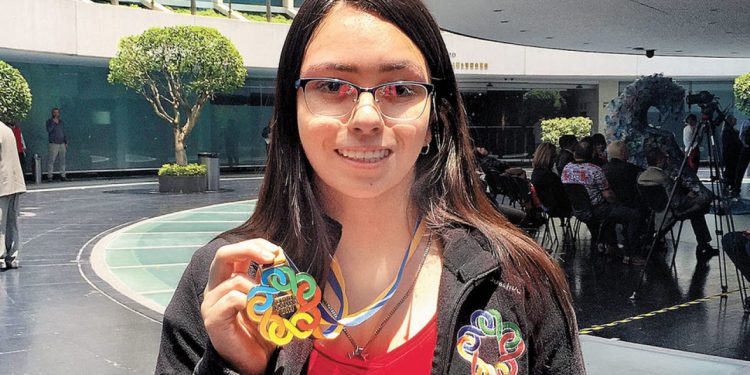 ANA PAULA JIMÉNEZ, PRIMERA MEXICANA EN GANAR MEDALLA EN DOS OLIMPIADAS DE MATEMÁTICAS