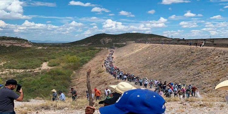 ASEGURAN QUE DETRÁS DE PROTESTAS DE AGRICULTORES EN CHIHUAHUA ESTÁ EL “HUACHICOL DEL AGUA”