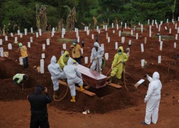 CAVAR TUMBAS, ESE ES EL NUEVO CASTIGO PARA QUIENES NO USAN CUBREBOCAS EN INDONESIA