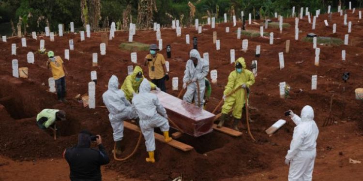 CAVAR TUMBAS, ESE ES EL NUEVO CASTIGO PARA QUIENES NO USAN CUBREBOCAS EN INDONESIA