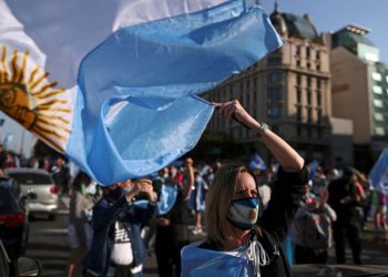 CIENTOS SALEN A LAS CALLES DE ARGENTINA CONTRA EL GOBIERNO Y LA CUARENTENA