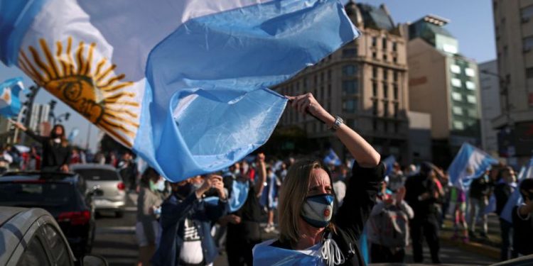 CIENTOS SALEN A LAS CALLES DE ARGENTINA CONTRA EL GOBIERNO Y LA CUARENTENA