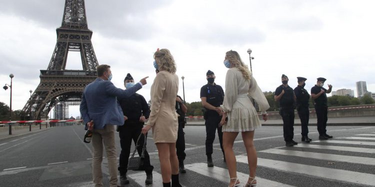 DESALOJAN LA TORRE EIFFEL POR FALSA AMENAZA DE BOMBA