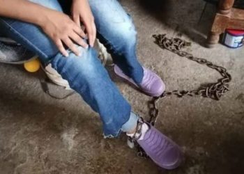 DIF INVESTIGA A MADRE QUE ENCADENÓ A SU HIJA AL PISO PARA QUE NO SALIERA A LA CALLE