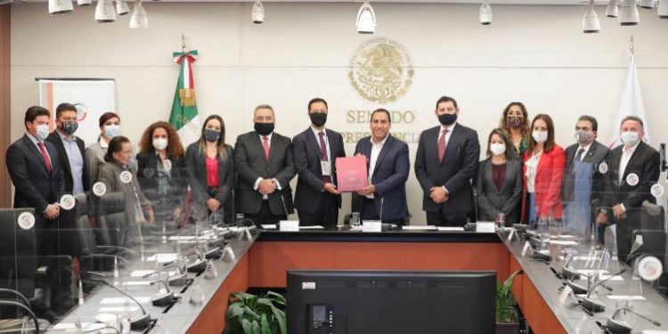 ENTREGAN PAQUETE ECONÓMICO 2021 EN EL SENADO