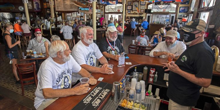 FLORIDA LEVANTA RESTRICCIONES A RESTAURANTES Y BARES