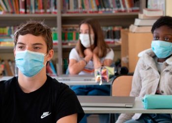 FRANCIA CIERRA MÁS DE 80 ESCUELAS POR CASOS DE COVID-19