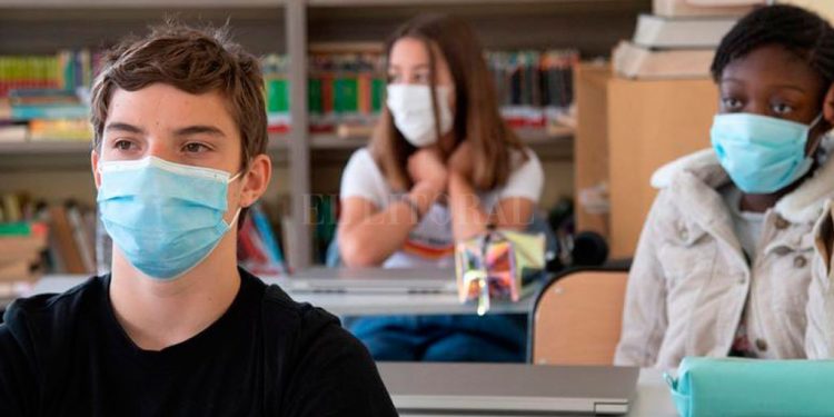 FRANCIA CIERRA MÁS DE 80 ESCUELAS POR CASOS DE COVID-19