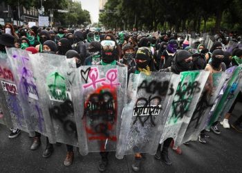 GENTE INFILTRADA EN PROTESTAS FEMINISTAS BUSCA AFECTAR A LA 4T: AMLO