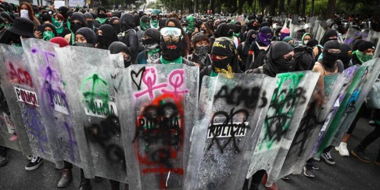 GENTE INFILTRADA EN PROTESTAS FEMINISTAS BUSCA AFECTAR A LA 4T: AMLO