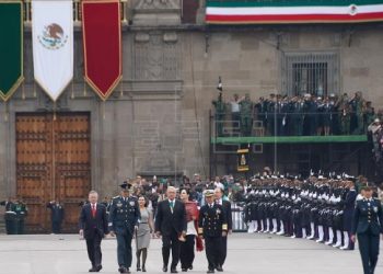 GUARDAN MINUTO DE SILENCIO POR VÍCTIMAS DEL COVID-19 DURANTE DESFILE MILITAR DE INDEPENDENCIA