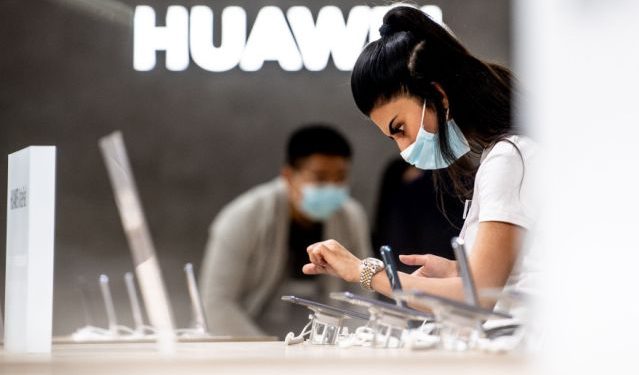 HUAWEI RECONOCE QUE LUCHA POR SOBREVIVIR ANTE «INCESANTE AGRESIÓN» DE EU