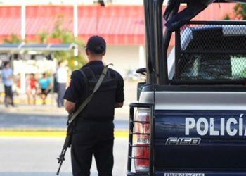 POLICÍAS BALEAN DE FORMA PREVENTIVA A AGRESIVO SUJETO QUE AMENAZABA A LA GENTE CON UN CUCHILLO