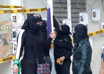 FEMINISTAS TOMAN SEDE DE DERECHOS HUMANOS EN QUINTANA ROO