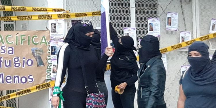 FEMINISTAS TOMAN SEDE DE DERECHOS HUMANOS EN QUINTANA ROO