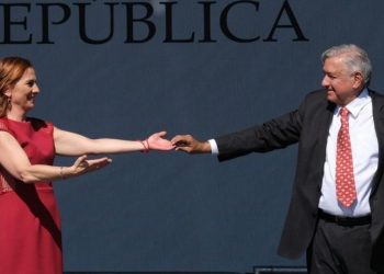 IMPI ENTREGA DE FORMA OFICIAL TÍTULOS DE MARCA POR 10 AÑOS A AMLO Y SU ESPOSA