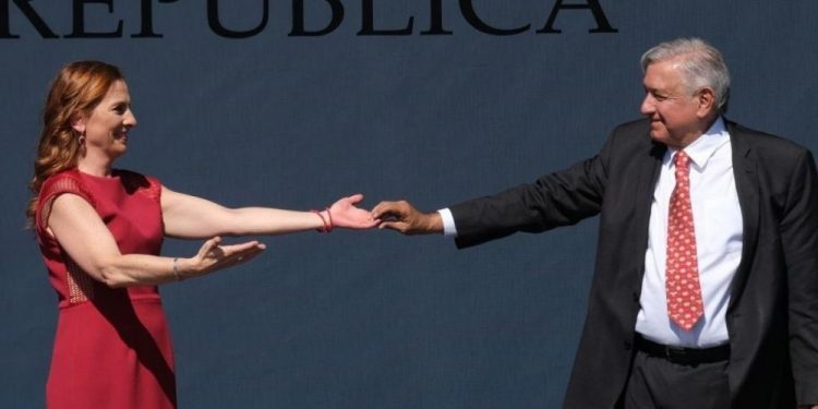 IMPI ENTREGA DE FORMA OFICIAL TÍTULOS DE MARCA POR 10 AÑOS A AMLO Y SU ESPOSA