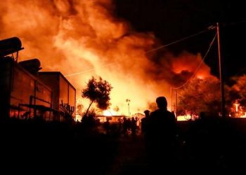 INCENDIO ARRASA UN CAMPO DE MIGRANTES EN CUARENTENA EN GRECIA