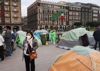 INTEGRANTES DE FRENAAA PASAN SU PRIMERA NOCHE EN EL ZÓCALO DE LA CDMX