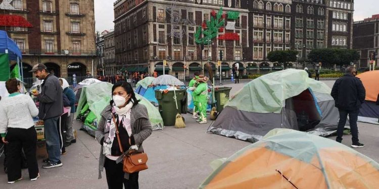 INTEGRANTES DE FRENAAA PASAN SU PRIMERA NOCHE EN EL ZÓCALO DE LA CDMX