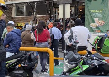 LA MULTITUD LLEGA A POZOLERÍA EL 15 DE SEPTIEMBRE SIN TOMAR MEDIDAS DE SANA DISTANCIA