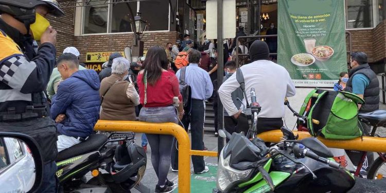 LA MULTITUD LLEGA A POZOLERÍA EL 15 DE SEPTIEMBRE SIN TOMAR MEDIDAS DE SANA DISTANCIA