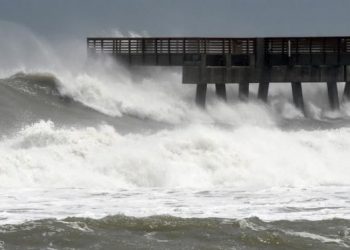LA TORMENTA «BETA» SE ACERCA A TEXAS Y EL HURACÁN «TEDDY» A BERMUDAS