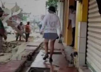 #LADYBANQUETA: MUJER SE INCONFORMA PORQUE NO LE HICIERON UN ‘ESCALÓN’ Y ECHA A PERDER LA OBRA