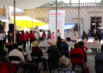 LANZAN HUEVOS Y JITOMATES A NOROÑA DURANTE MITIN EN HIDALGO
