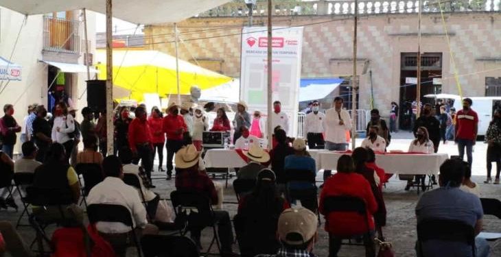 LANZAN HUEVOS Y JITOMATES A NOROÑA DURANTE MITIN EN HIDALGO