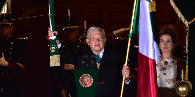 LÓPEZ OBRADOR DA EL GRITO EN UN ZÓCALO VACÍO