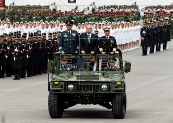 LÓPEZ OBRADOR ENCABEZA REPRESENTACIÓN DEL DESFILE MILITAR