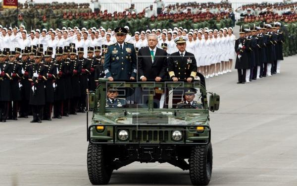 LÓPEZ OBRADOR ENCABEZA REPRESENTACIÓN DEL DESFILE MILITAR