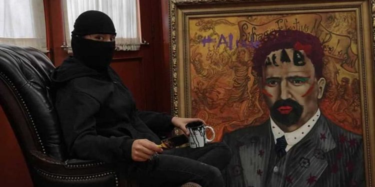 LÓPEZ OBRADOR REPRUEBA PINTAS A IMAGEN DE MADERO EN OFICINA DE LA CNDH