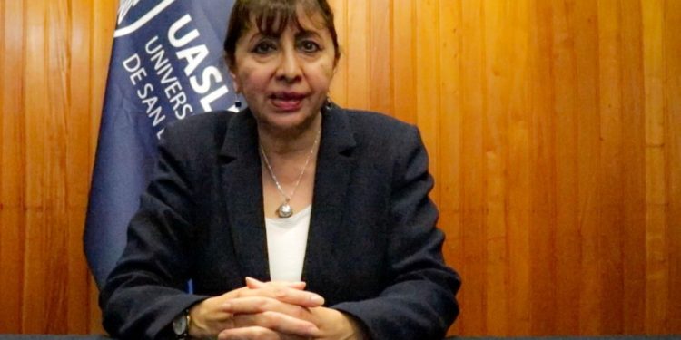 MAESTRA HUMILLA A ESTUDIANTE QUE SE CONECTA A CLASES DESDE LA CALLE Y OFRECE DISCULPAS PÚBLICAS