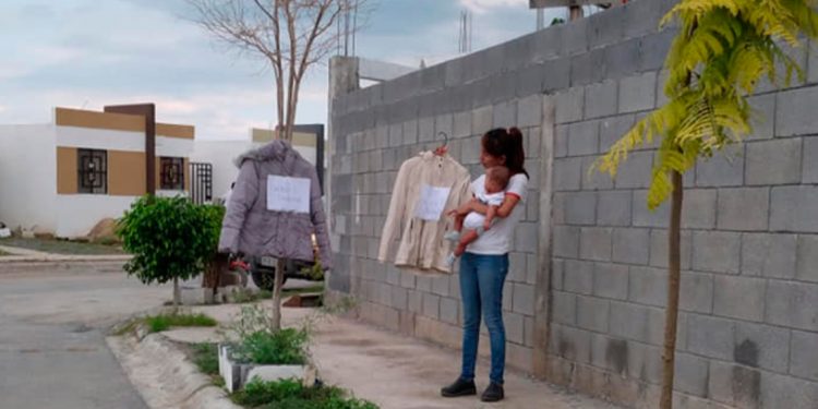 MUJER INTERCAMBIA ROPA POR PAÑALES PARA SU BEBÉ Y RECIBE AYUDA EN MONTERREY