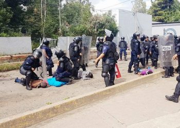 NORMALISTAS ARROJAN PIEDRAS Y PALOS A POLICÍAS EN TIRIPETÍO, MICHOACÁN