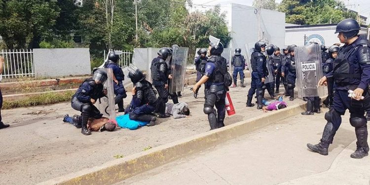 NORMALISTAS ARROJAN PIEDRAS Y PALOS A POLICÍAS EN TIRIPETÍO, MICHOACÁN
